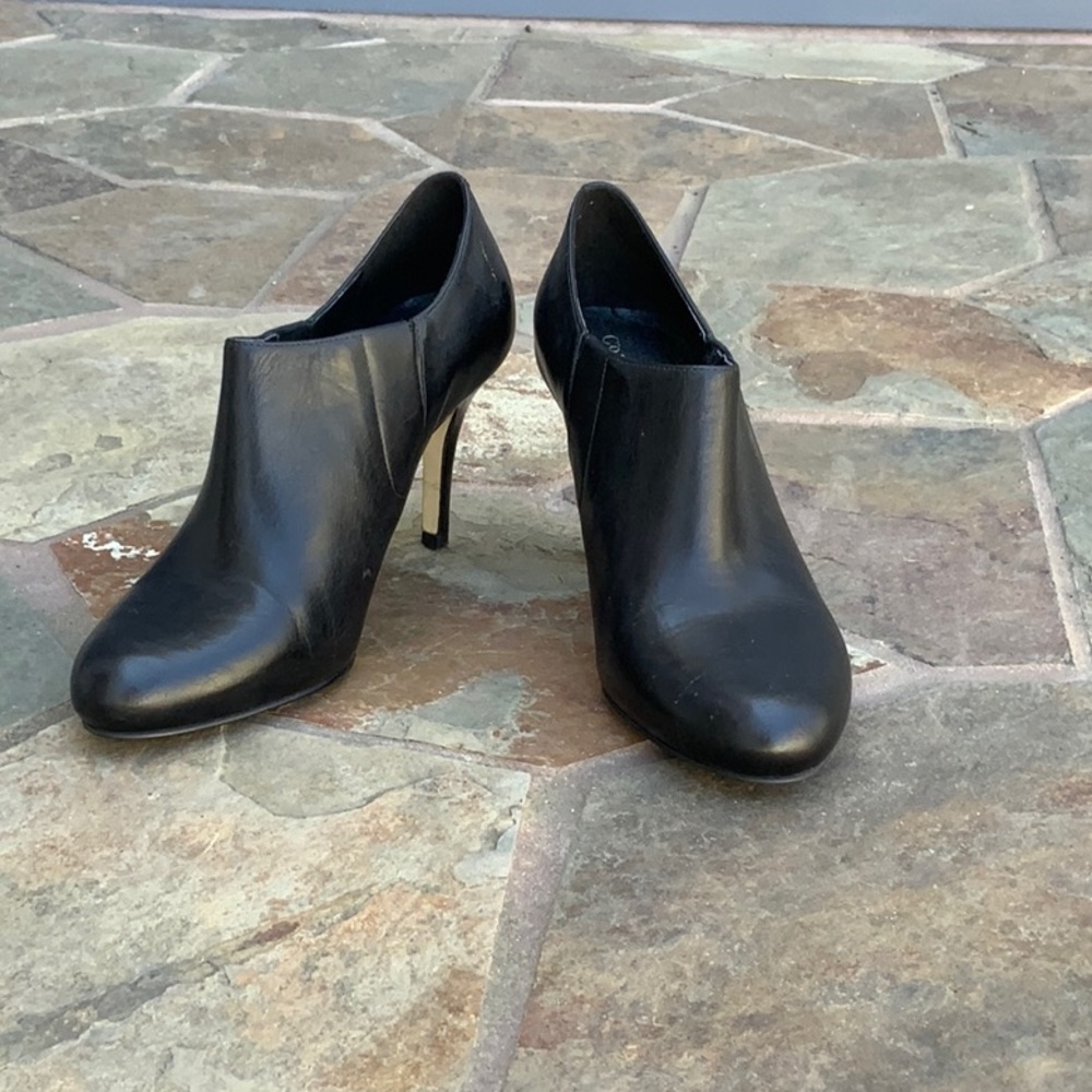 Black heeled boots